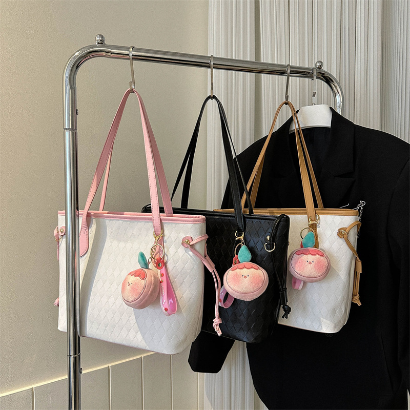Pendant tote bag